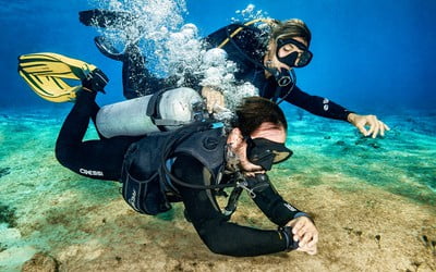 How to dive underwater with Cozumel